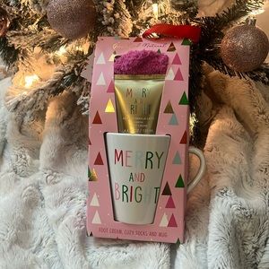 Highland Natural Merry and Bright Scented, Cozy Socks & Mug Set Christmas Gifts